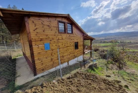 SATILIK İÇERİSİNDE AHŞAP YAPI BULUNAN 838 M2 TARLA