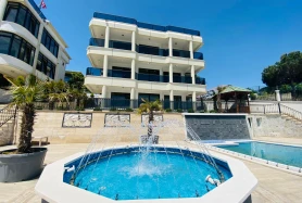Mimar Sinan Büyükçekmece denize sıfır 8+2 havuzlu satılık villa