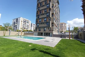HAVUZLU VE GÜVENLİKLİ SİTEDE - SIFIR- EŞYALI KİRALIK 1+1